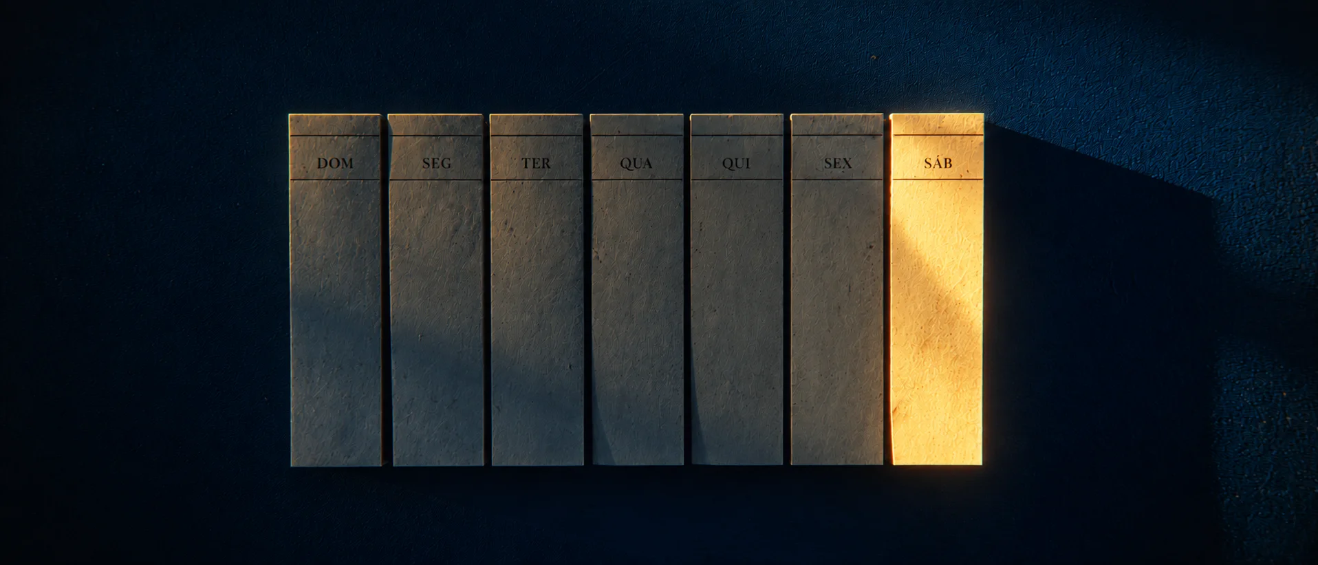 Calendário semanal minimalista em uma parede azul-escura, com seis colunas na sombra e a última coluna, correspondente ao sábado, iluminada por uma luz dourada de fim de tarde.