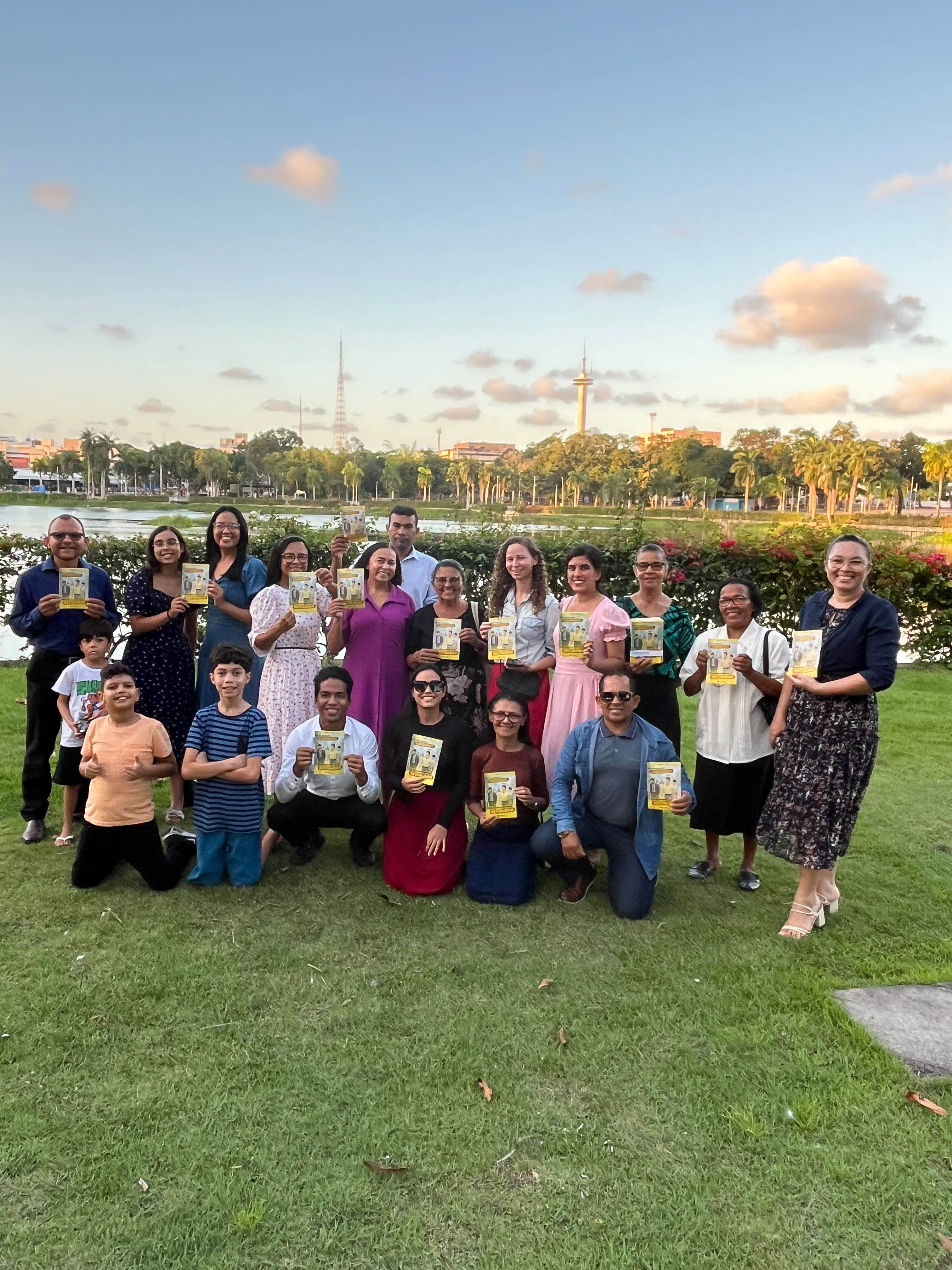  Grupo reunido durante a atividade missionária realizada no parque.
