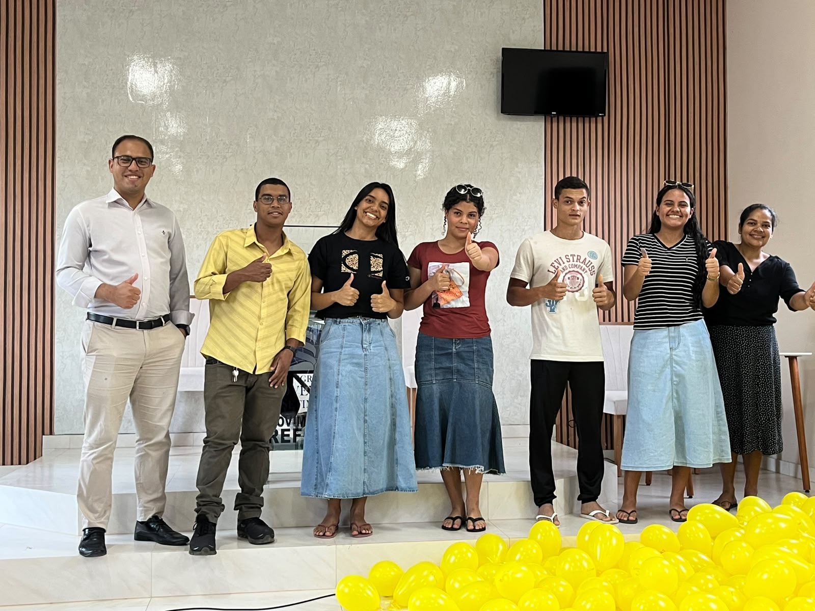 Jovens de Joaíma - MG, levam mensagens de esperança por meio de balões