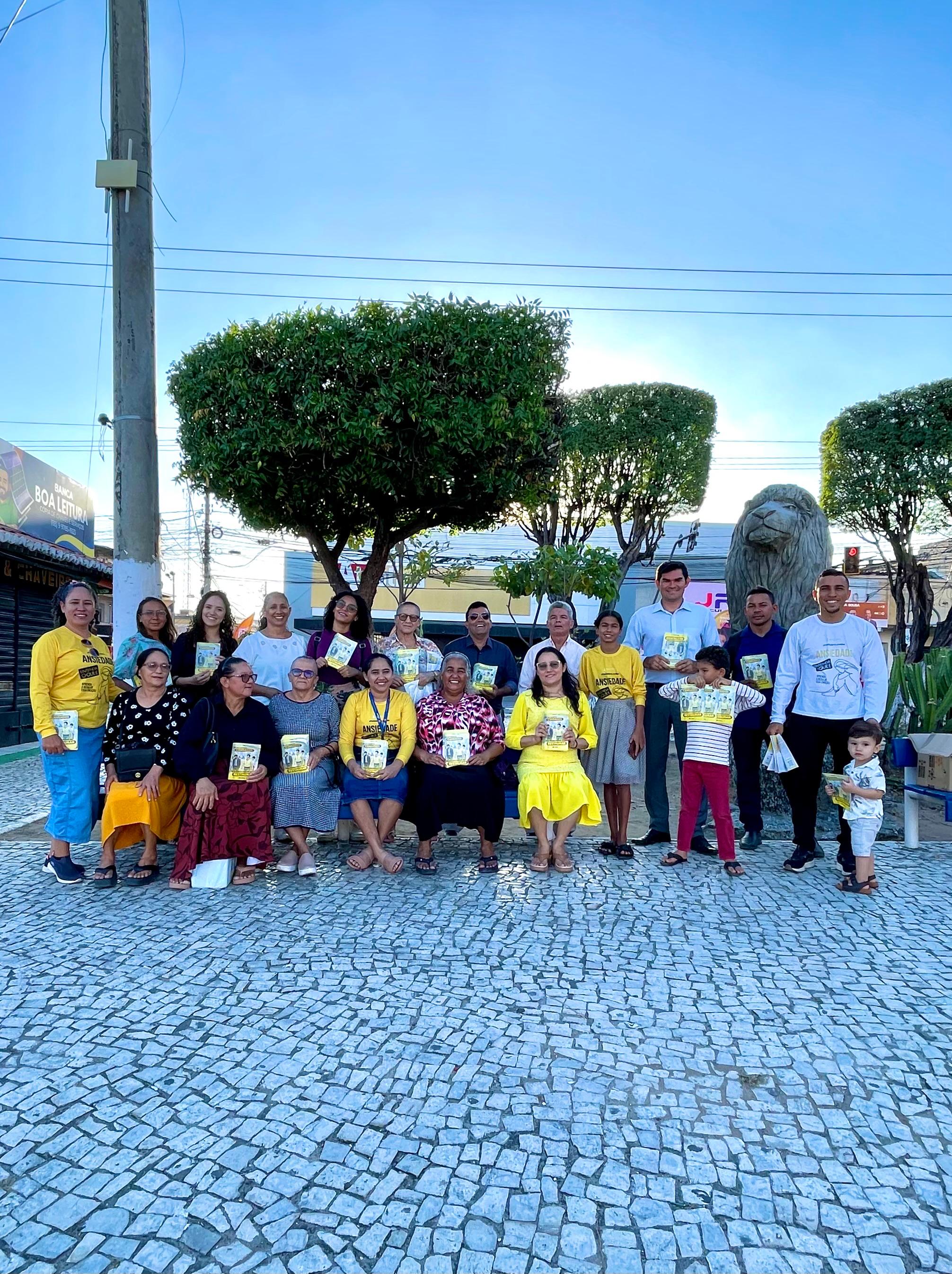 Impacto Vitória distribui 1.200 revistas no centro de Quixadá-CE