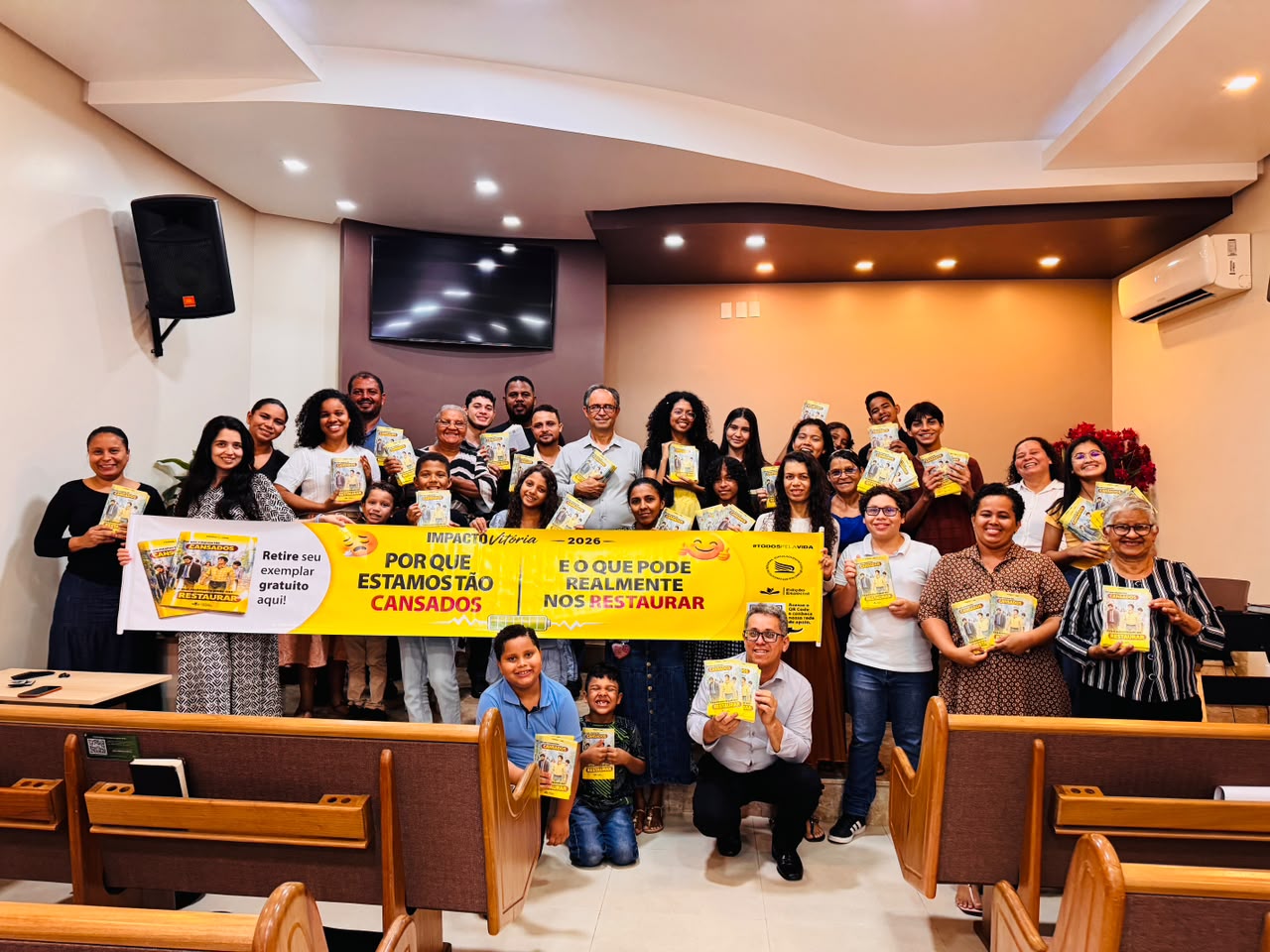 Impacto Vitória distribui revistas missionárias no centro de Parauapebas-PA