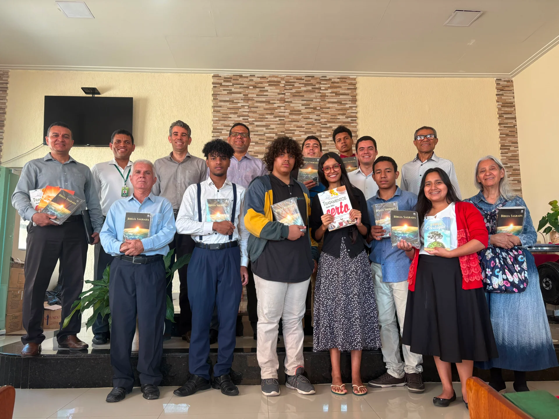 Juventude missionária leva esperança e literatura cristã durante Colportagem de Férias em Macaé-RJ
