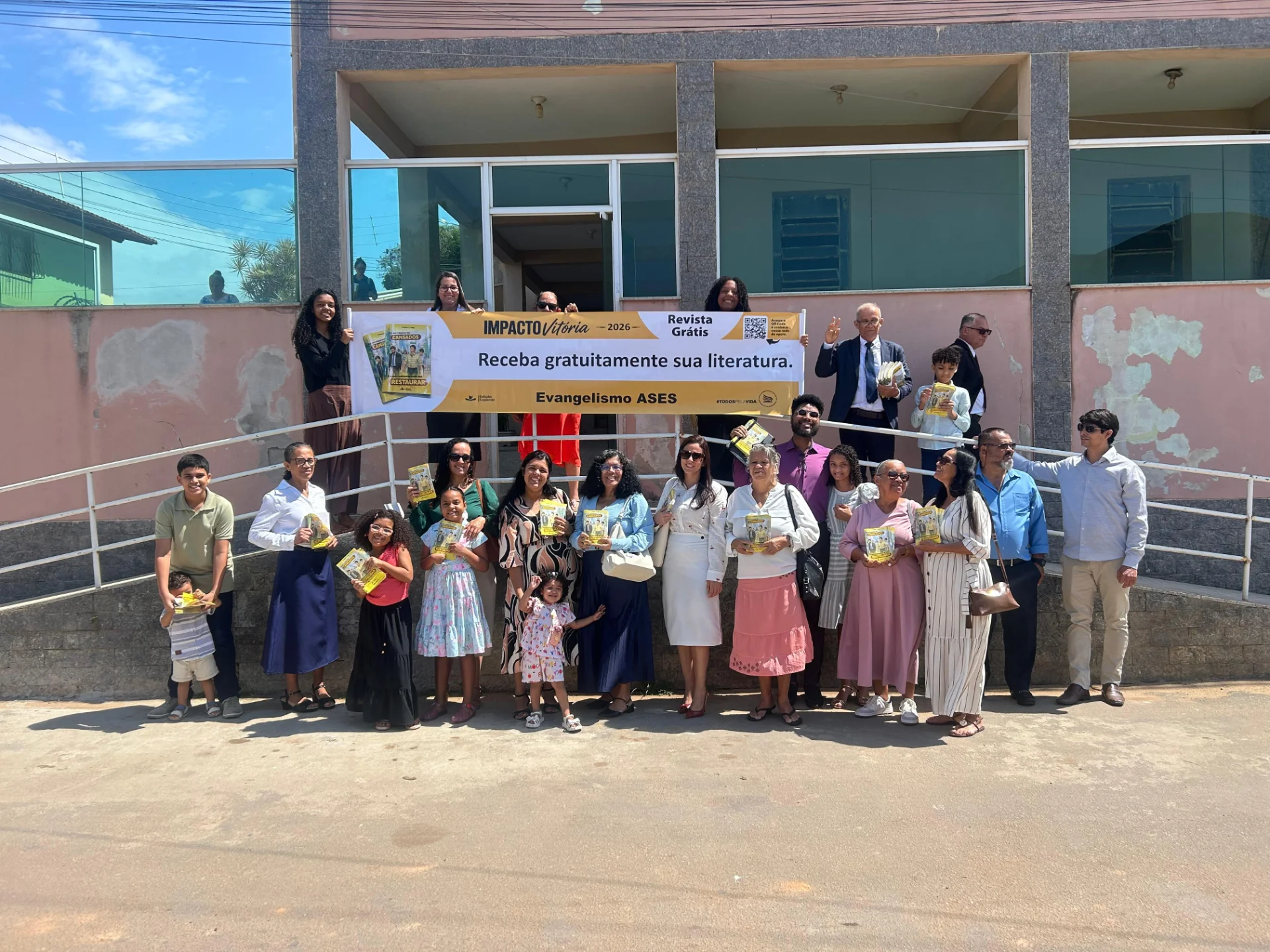 Impacto Vitória distribui 1.500 revistas no centro de Itapemirim - ES