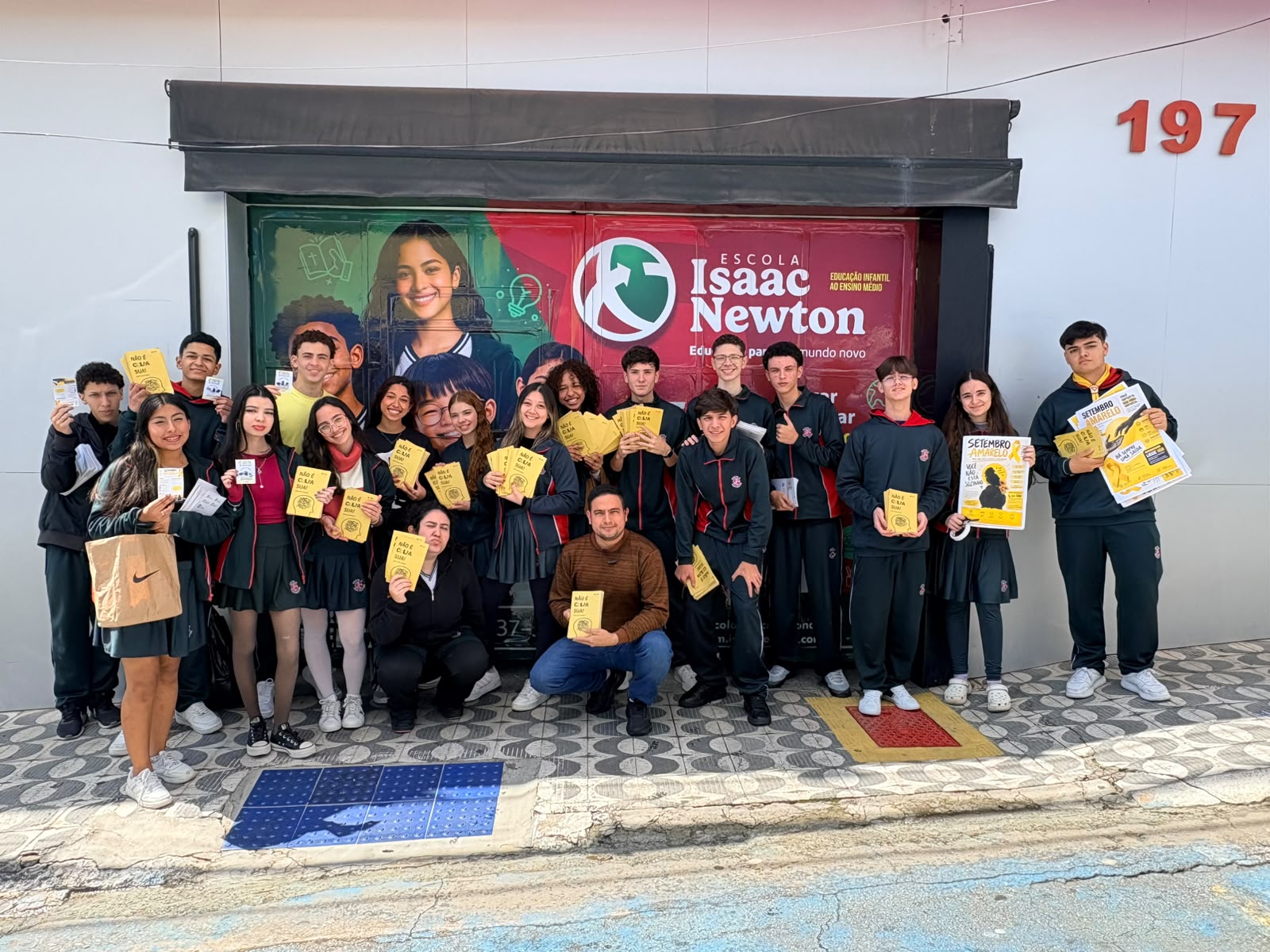 Alunos da Escola Isaac Newton levam esperança às ruas de Artur Alvim, São Paulo-SP, em ação do Impacto Vitória